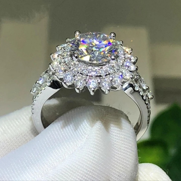 🤍🤍NEW🤍🤍 BREATHTAKING!! Clear CZ Ring in SILVER Plating - Picture 5 of 16